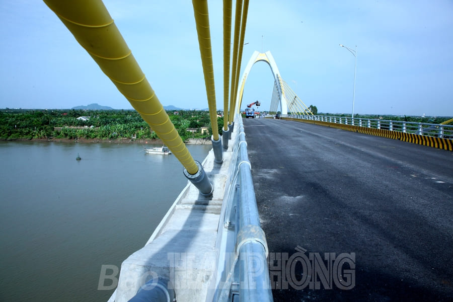 Cầu Quang Thanh kết nối huyện An Lão (thành phố Hải Phòng) và huyện Thanh Hà (tỉnh Hải Dương) cơ bản hoàn thiện, dự kiến sẽ thông xe vào cuối tháng 6/2021).