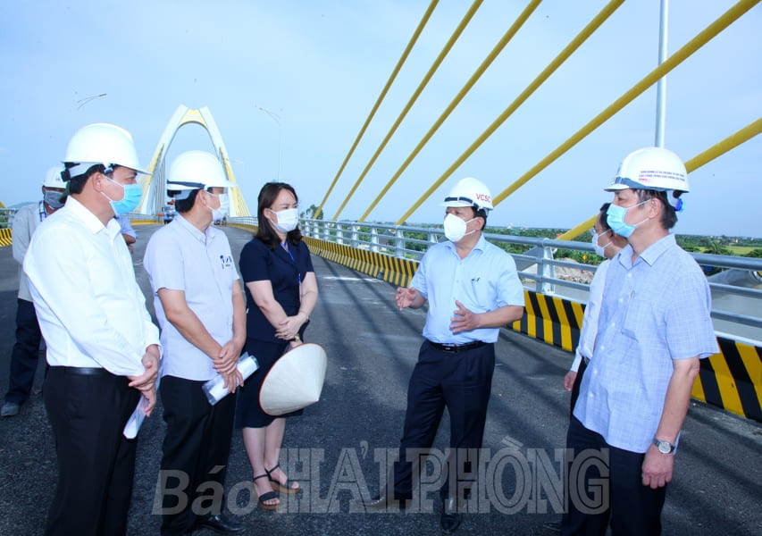 Đồng chí Nguyễn Đức Thọ, Phó chủ tịch UBND thành phố kiểm tra tiến độ thực hiện xây dựng cầu Quang Thanh (huyện An Lão).
