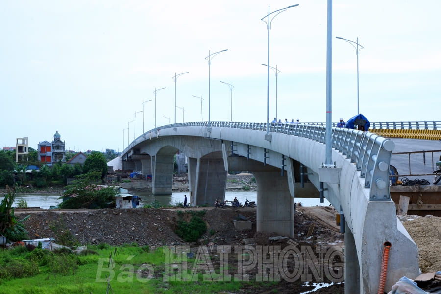 Cầu Dinh kết nối huyện Thủy Nguyên (thành phố Hải Phòng) và huyện Kinh Môn (tỉnh Hải Dương) cơ bản hoàn thiện và dự kiến sẽ thông xe vào cuối tháng 6/2021.