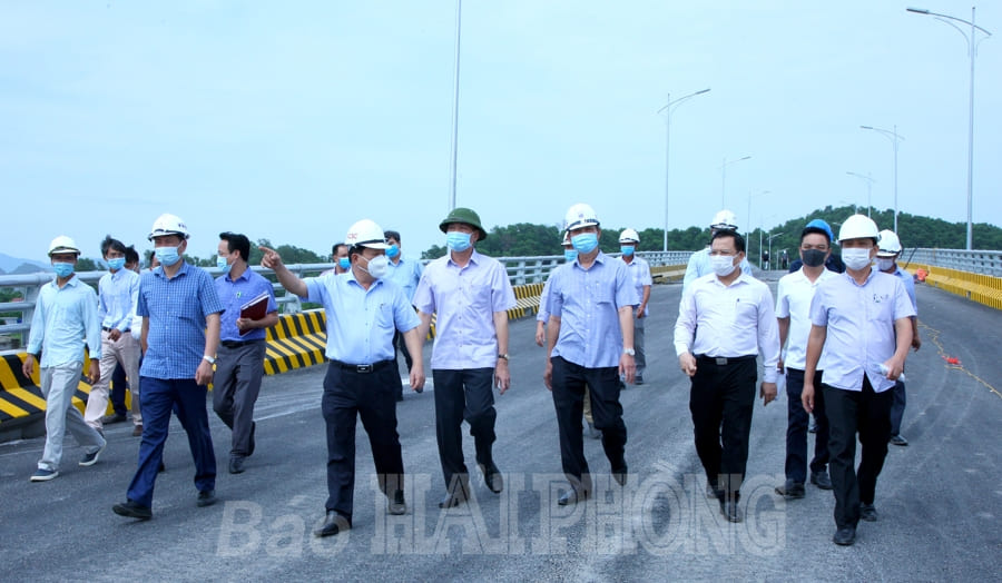 Đồng chí Nguyễn Đức Thọ, Phó chủ tịch UBND thành phố kiểm tra tiến độ thực hiện xây dựng cầu Dinh (huyện Thủy Nguyên).