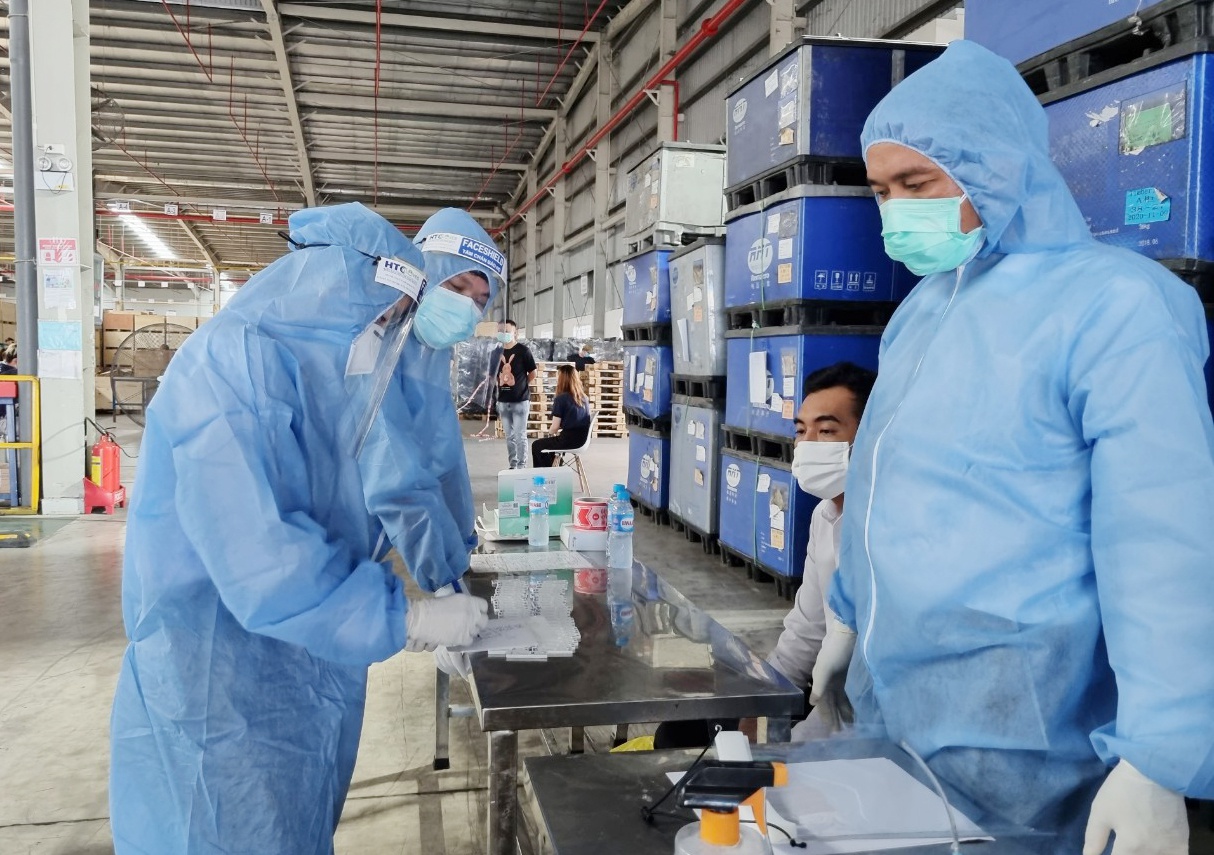 Trung tâm Y tế H.Bàu Bàng (Bình Dương) lấy mẫu xét nghiệm cho công nhân