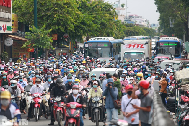 Hàng ngàn phương tiện ùn ứ tại chốt kiểm soát ra vào quận Gò Vấp (Ảnh: Hải Long).