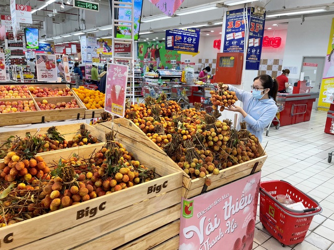 Người dân TPHCM chọn mua vải thiều tại các siêu thị để đồng hành cùng người nông dân (Ảnh: Đại Việt).