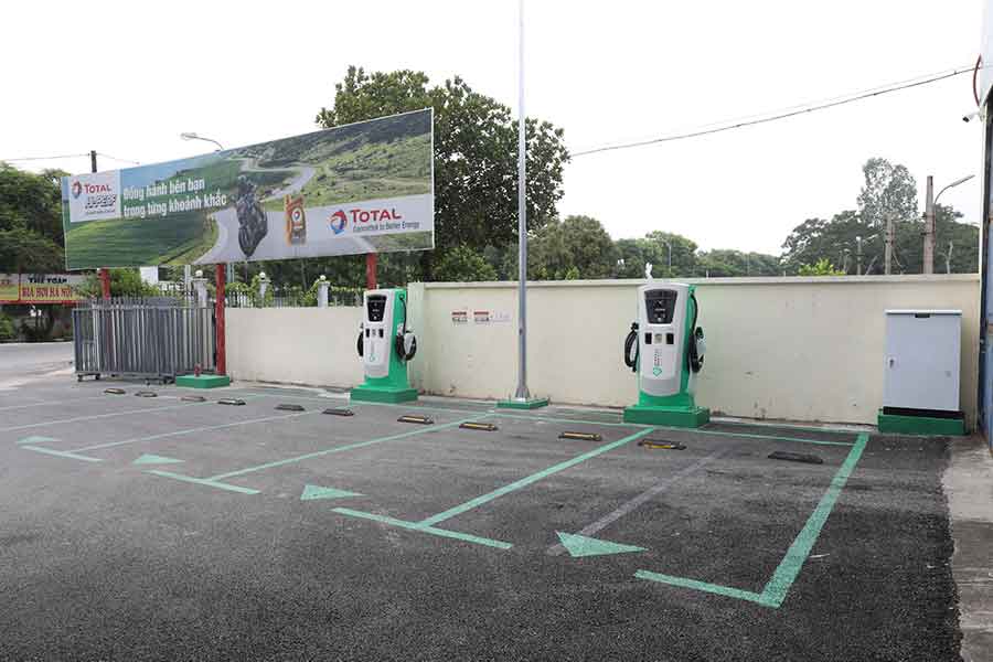 Khu vực sạc pin ô tô điện tại cửa hàng xăng dầu Quang Minh (Mê Linh, Hà Nội). Ảnh: VinFast