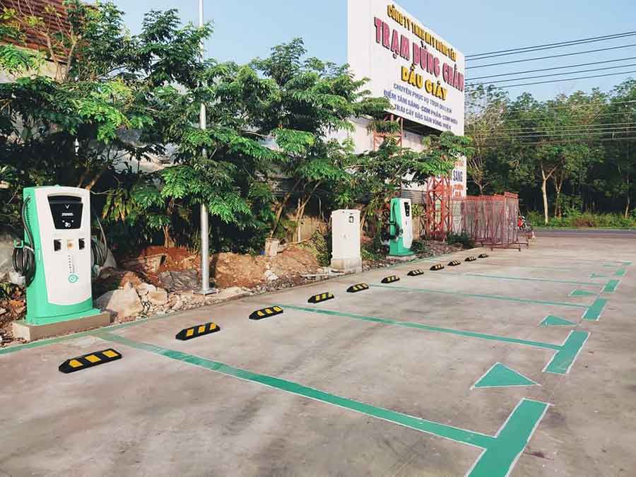 Khu vực sạc xe ô tô điện VinFast tại trạm dừng chân Dầu Giây (Đồng Nai). Ảnh: VinFast