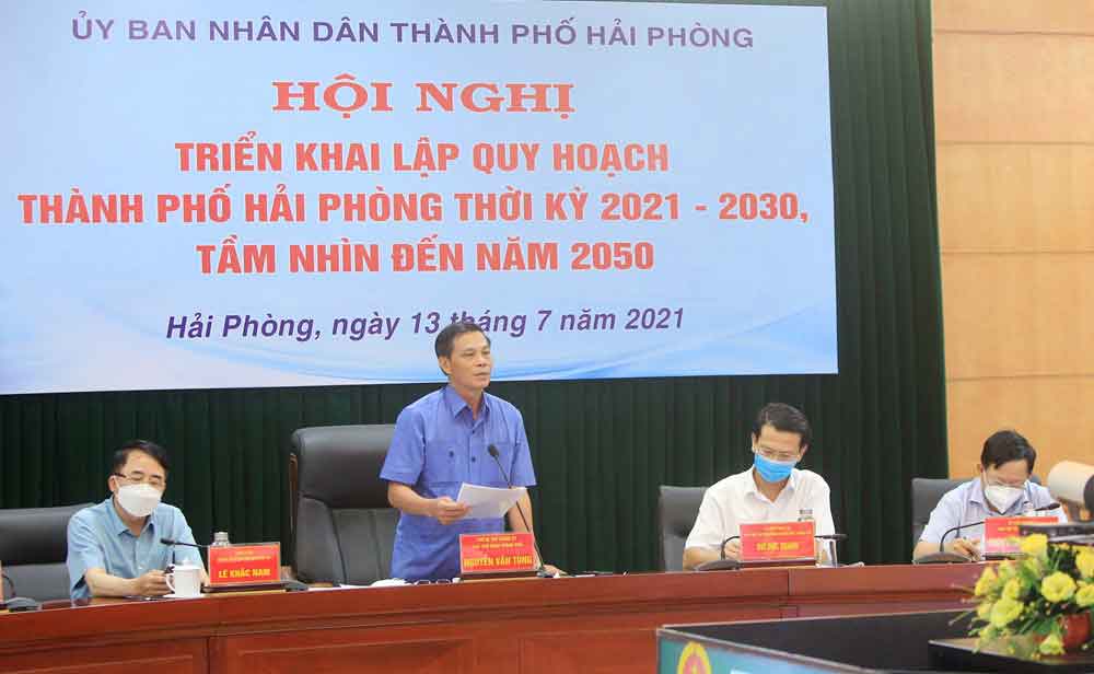Chủ tịch UBND thành phố Nguyễn Văn Tùng nhấn mạnh ý kiến chỉ đạo tại Hội nghị, việc lập Quy hoạch thành phố thời kỳ 2021 - 2030, tầm nhìn đến năm 2050 là nhiệm vụ đặc biệt quan trọng.