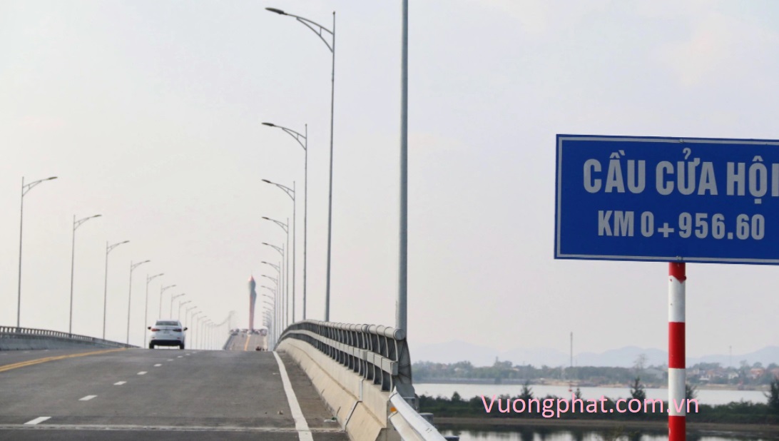 Cầu Cửa Hội - công trình quan trọng có tính liên kết vùng Nam Nghệ An và Bắc Hà Tĩnh.