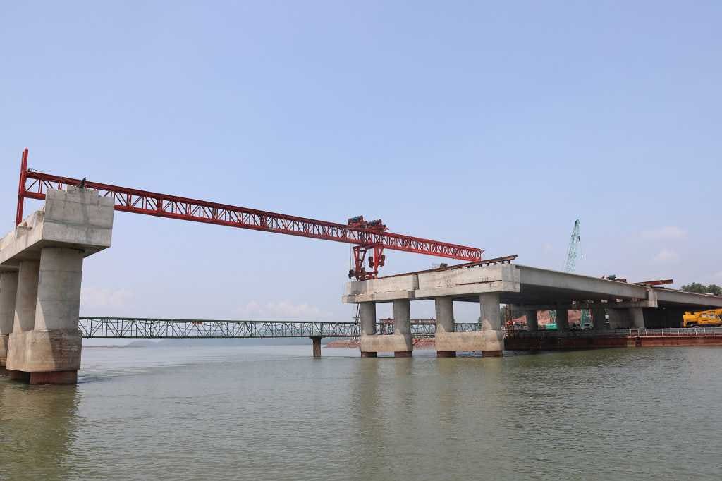 Phía bờ Tiên Yên, cầu Vân Tiên đã thực hiện lao lắp được 2/32 nhịp.