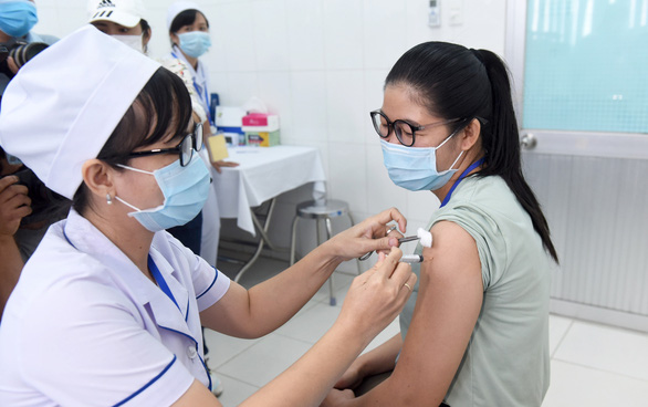 Tiêm thử nghiệm vắc xin Nano Covax ngừa COVID-19 cho tình nguyện viên tại tỉnh Long An - Ảnh: DUYÊN PHAN