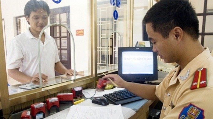 Người dân làm thủ tục cấp đăng ký xe tại Phòng CSGT