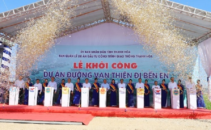 Chủ tịch nước Nguyễn Xuân Phúc cùng các đại biểu bấm nút khởi công dự án.