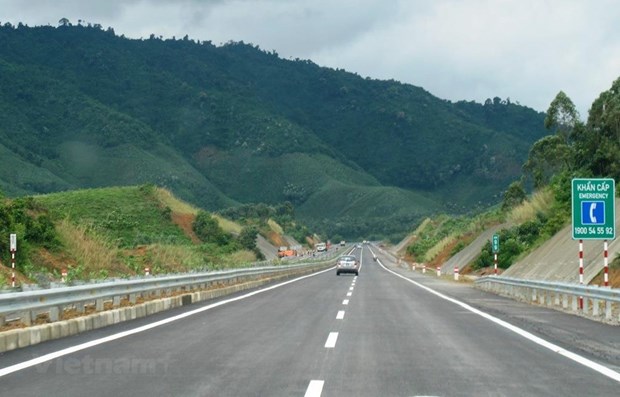 Phương tiện lưu thông trên một đoạn tuyến cao tốc đưa vào khai thác, vận hành. (Ảnh: Việt Hùng/Vietnam+)