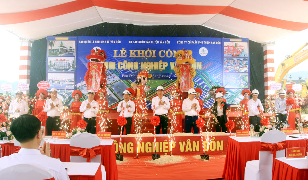 Các đại biểu thực hiện nghi lễ khởi công dự án Cụm công nghiệp Vân Đồn.