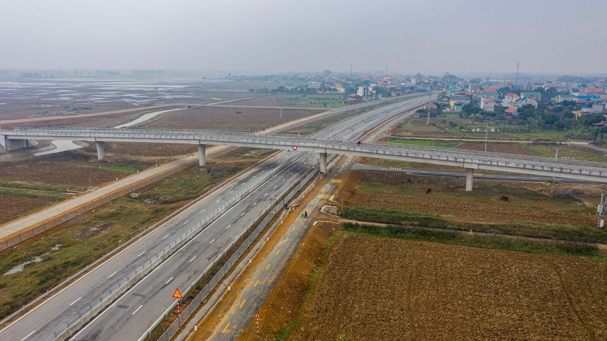 Cao tốc Cao Lãnh (Đồng Tháp) - An Hữu (Tiền Giang) với chiều dài gần 28 km nối 2 tỉnh đồng bằng sông Cửu Long (ảnh minh họa)