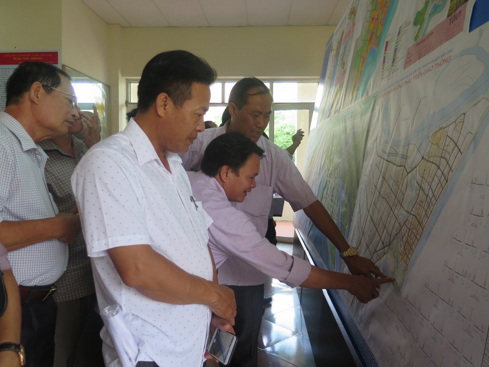 Các đại biểu đang xem bản đồ quy hoạch thành phố Sầm Sơn đến 2040