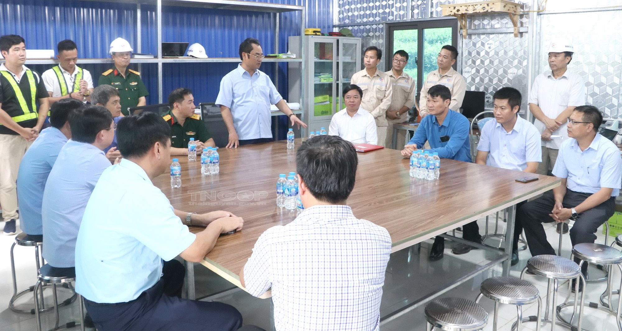 Đồng chí Chủ tịch UBND tỉnh trao đổi với đại diện các địa phương, chủ đầu tư và nhà thầu thi công Dự án tại xã Phúc Thuận (TP. Phổ Yên)