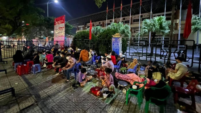 Hàng trăm cổ động viên U23 Việt Nam thức trắng đêm để chờ mua vè vào sân xem trận đấu vòng bảng tại Sea Game 31
