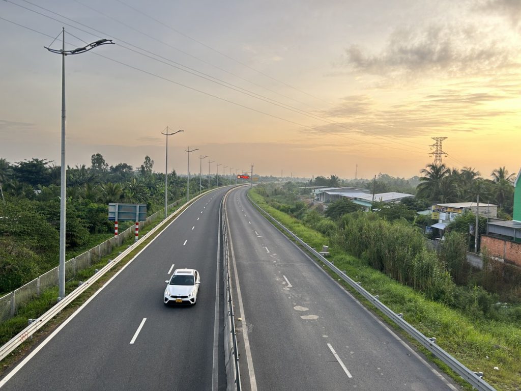 Điểm cuối tuyến giao với tuyến cao tốc Trung Lương - Mỹ Thuận