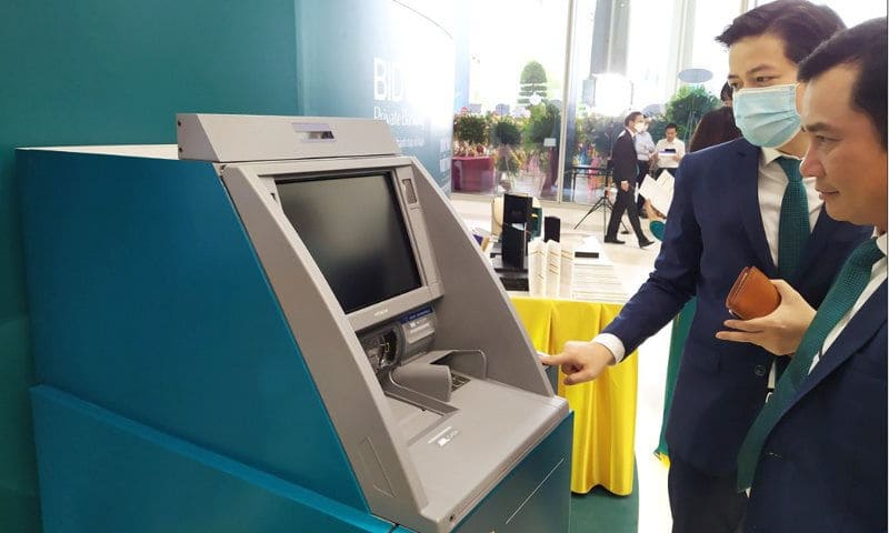 Khách hàng trải nghiệm rút tiền trên máy ATM bằng CCCD chip của BIDV.