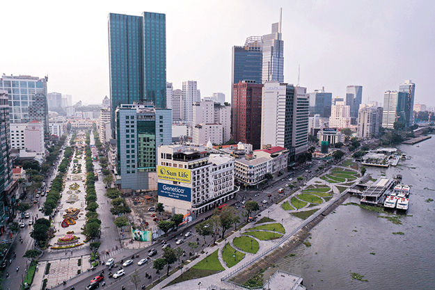 “Con đường di sản” được đề xuất kết nối với trung tâm thương mại, du lịch sông nước của TP.HCM. Trong ảnh: phố đi bộ Nguyễn Huệ và công viên bến Bạch Đằng. (Ảnh: Duy Hiệu)