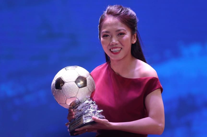 Huỳnh Như nhận giải thưởng Quả bóng vàng Việt Nam 