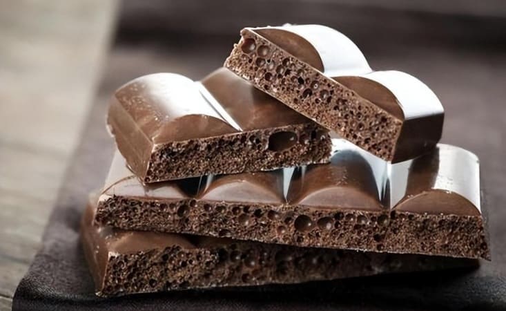 ăn nhiều sô cô la chắc chắn sẽ khiến cơ thể tăng cân.