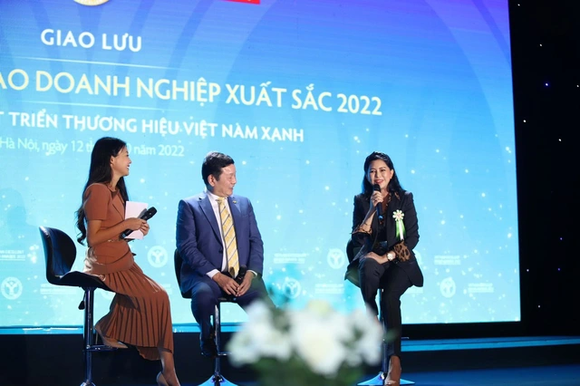 Bà Lê Hồng Thủy Tiên (ngoài cùng bên phải) và ông Trương Gia Bình (giữa) tại sự kiện.