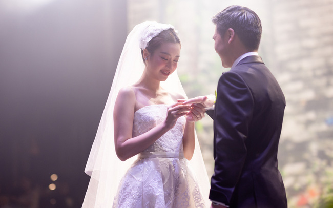 Hoa hậu Đỗ Mỹ Linh đang đeo nhẫn cưới cho vị hôn thê Đỗ Vinh Quang