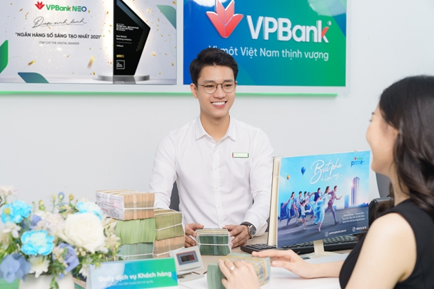 Khách hàng gửi tiết kiệm tại VPBank