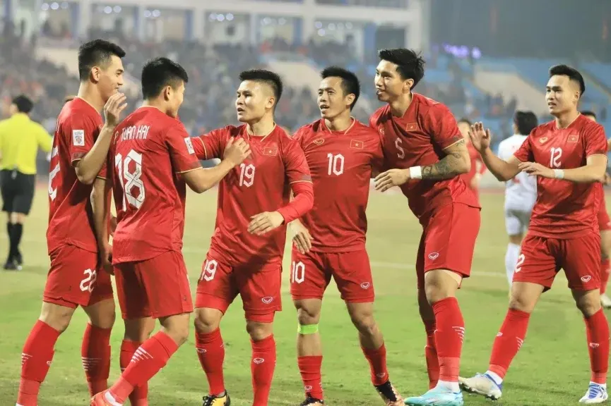 Quang Hải cùng các đồng đội ăn mừng bàn thắng