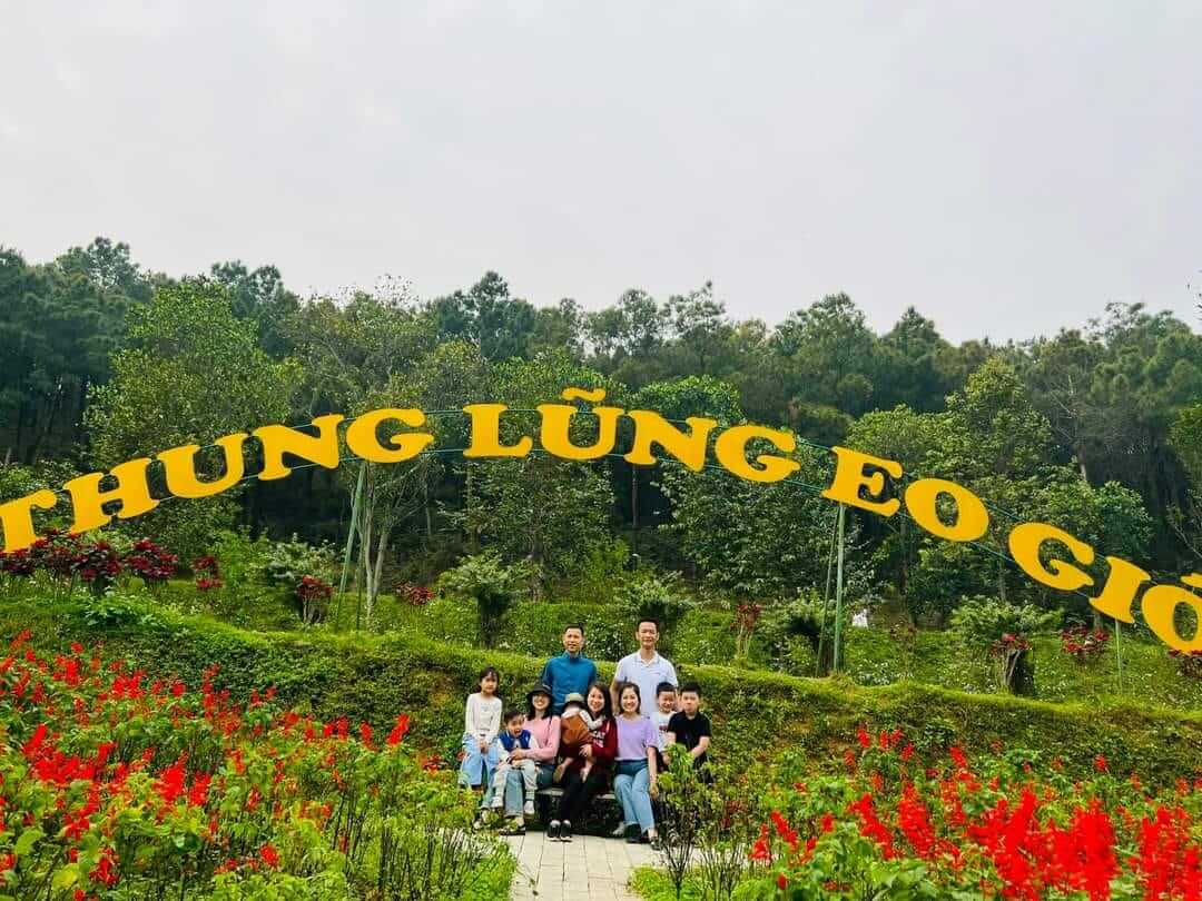 Du khách chụp hình lưu niệm tại Thung lũng Eo Gió huyện Nam Đàn, tỉnh Nghệ An