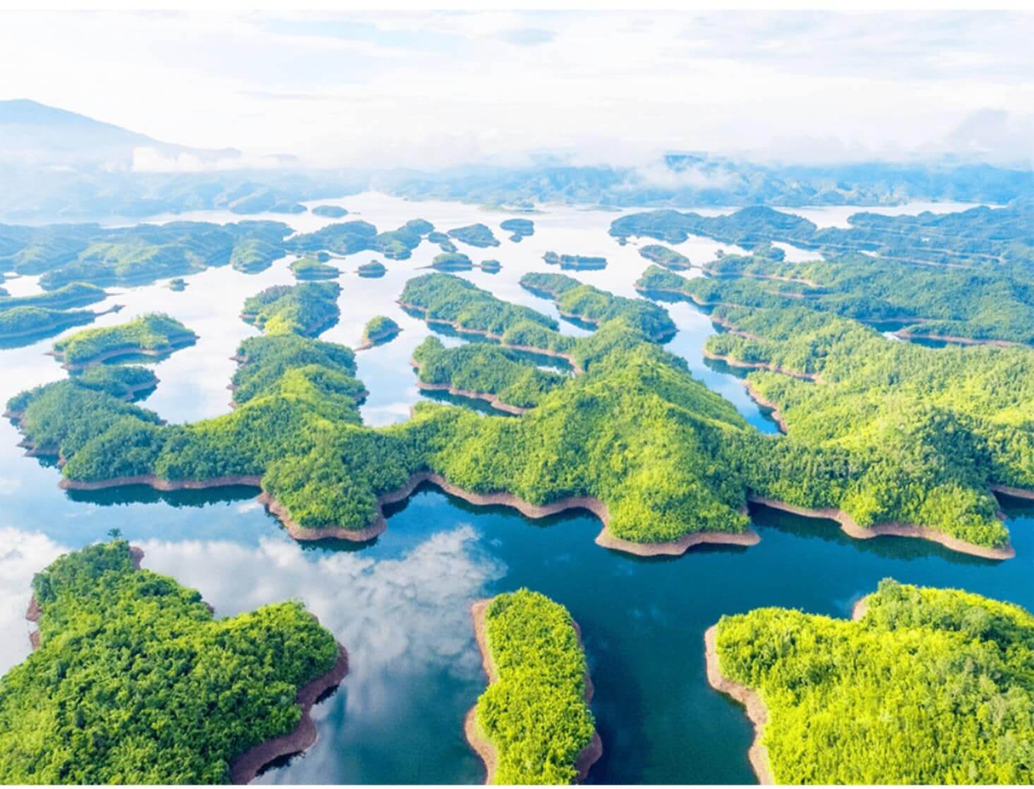 Phong cảnh thiên nhiên hồ Tà Đùng với nhiều đảo nhỏ được ví như Hạ Long trên cao
