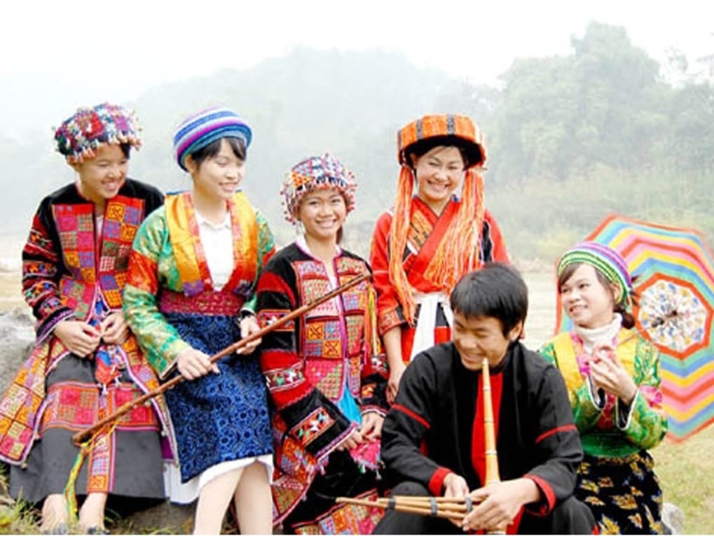 Du lịch Tà Đùng giúp bạn có thể được trải nghiệm văn hoá của người Mông tại các phiên chợ vào dịp cuối tuần