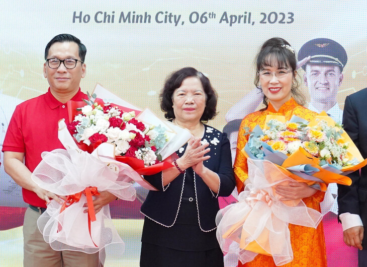 Tân Chủ tịch hội đồng quản trị Nguyễn Thị Phương Thảo (bìa phải) và Tân Tổng giám đốc Vietjet Đinh Việt Phương (bìa trái)