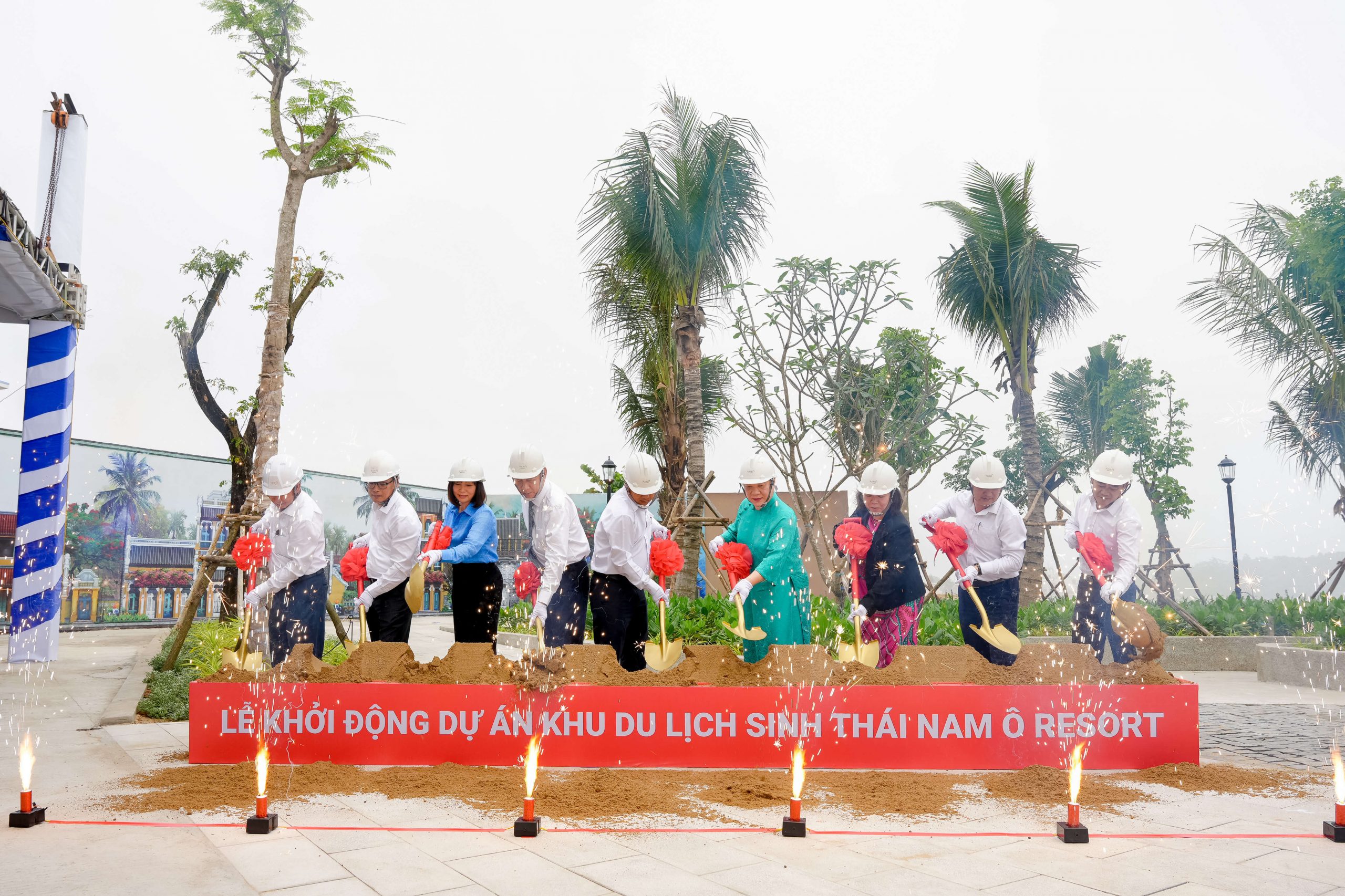 Các đại biểu thực hiện nghi thức Khởi động dự án Khu du lịch sinh thái Nam Ô