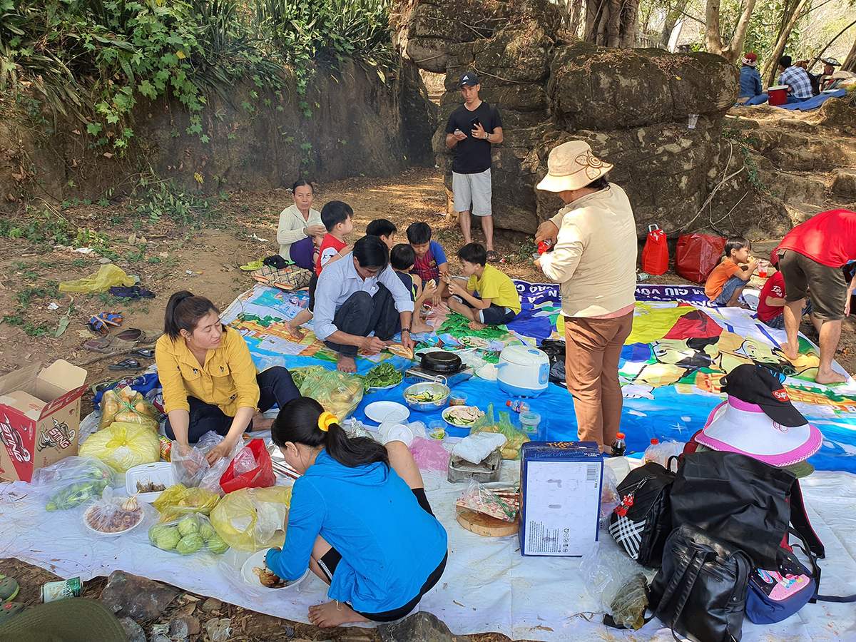 Cuối tuần, Khu du lịch Hàn Tam Đẳng là nơi rất nhiều gia đình ghé đến tổ chức ăn uống, picnic ngoài trời