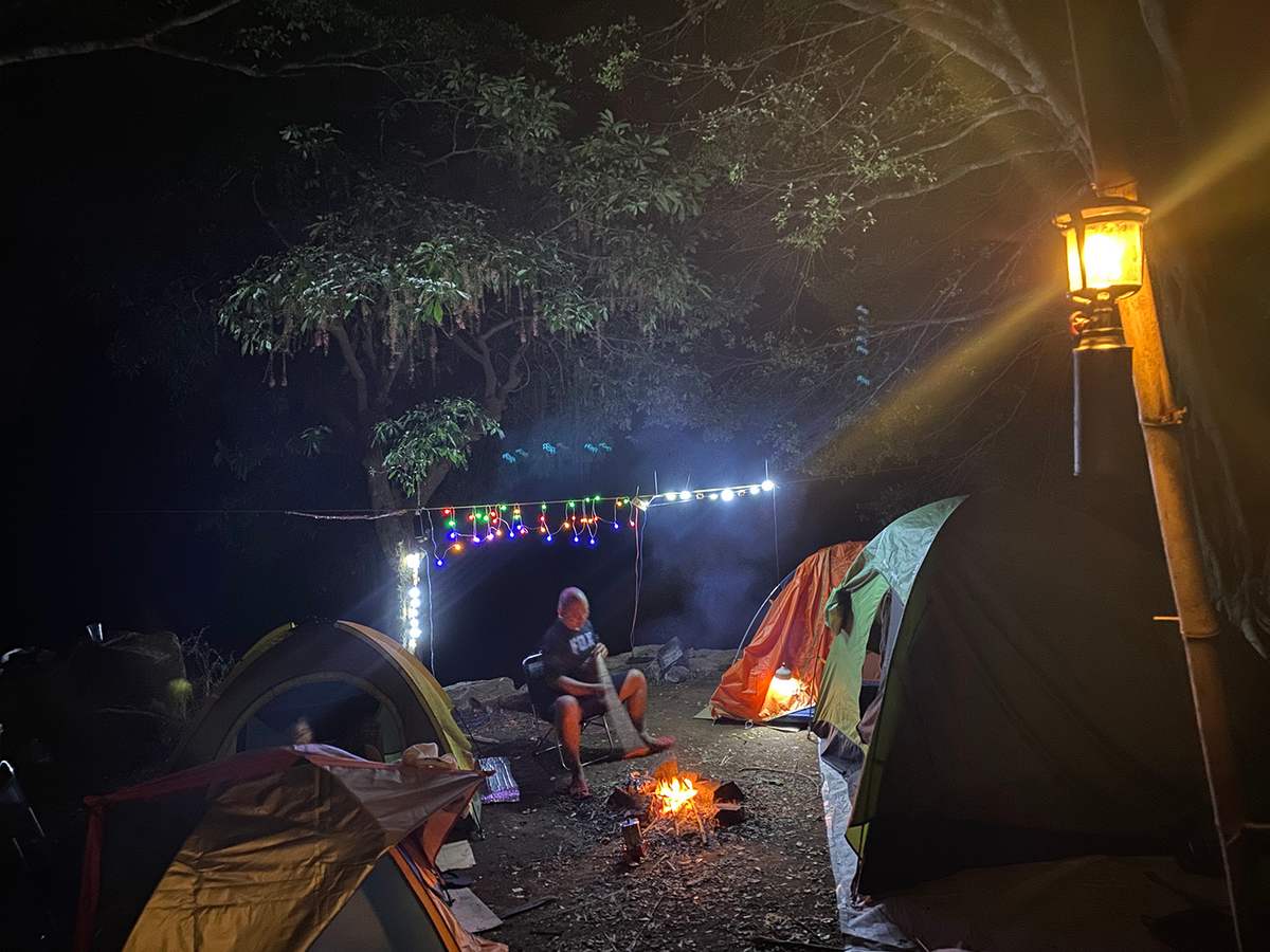 Những đoàn khách cắm trại bên bờ sông trong màn đêm tĩnh mịch