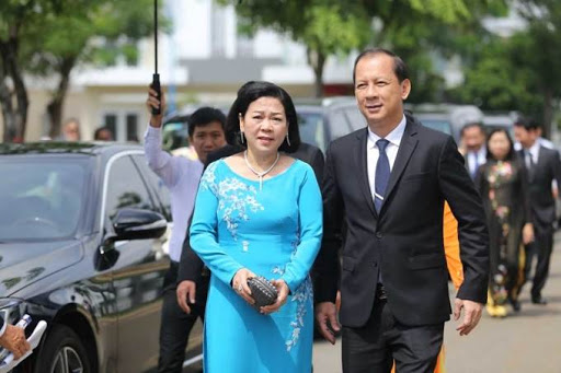 Bà Dương Thanh Thuỷ mặc áo xanh người sáng lập nên Tập đoàn Trung Thuỷ