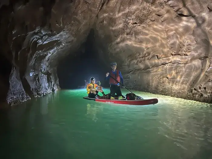 Các nhà thám hiểm chèo thuyền trong hang động mới
