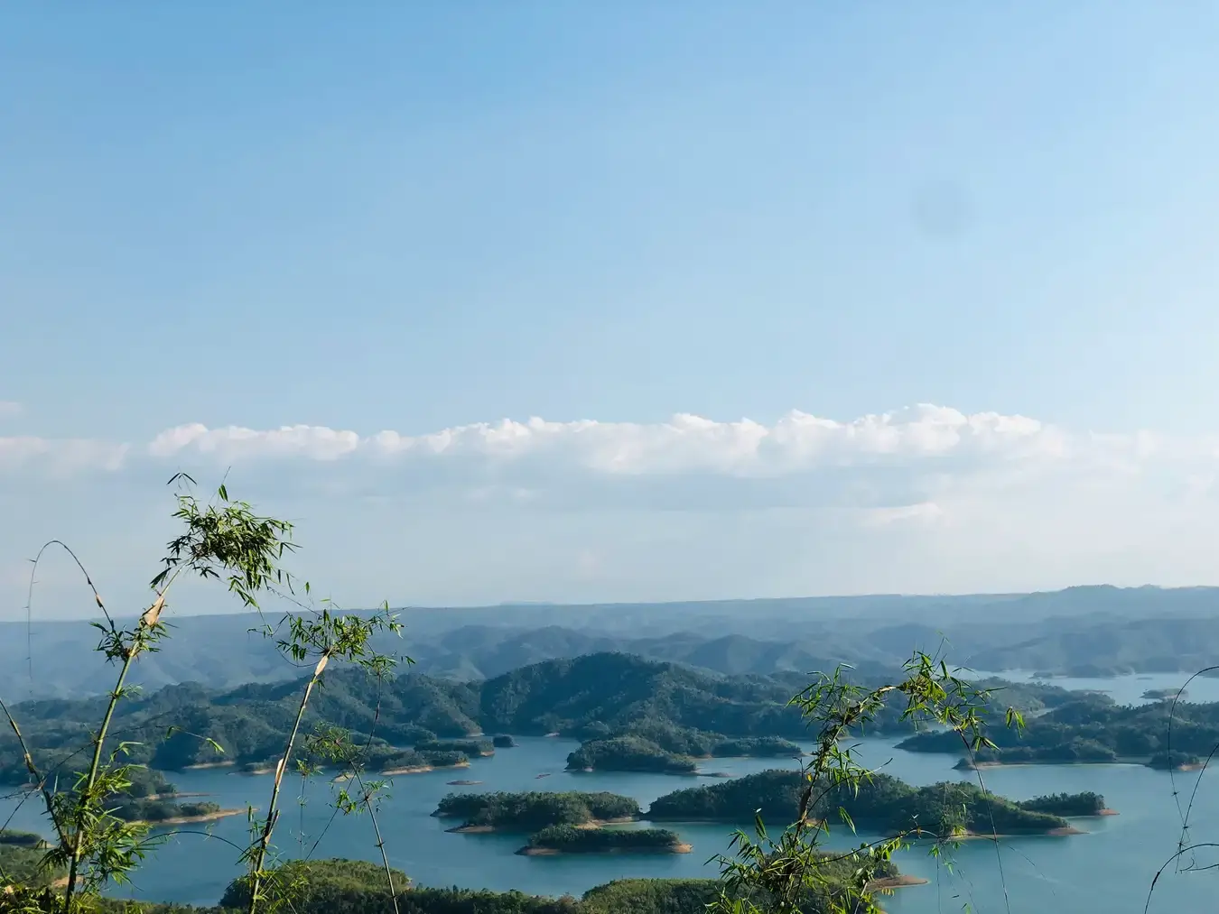 Hồ Tà Đùng có cảnh đẹp nên thơ với sông nước và các đảo nổi  cùng thiên nhiên hoa sơ