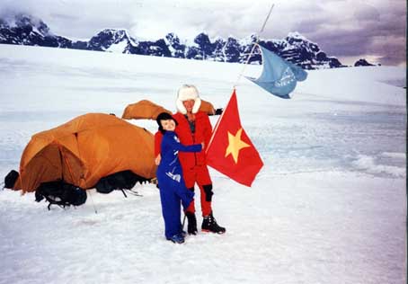 Bà Hoàng Thị Minh Hồng trở thành người Việt Nam đầu tiên cắm cờ tổ quốc tại châu lục lạnh giá này.