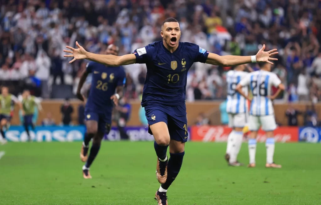Kylian Mbappe trong trận chung kết FIFA World Cup 2022 với Argentina