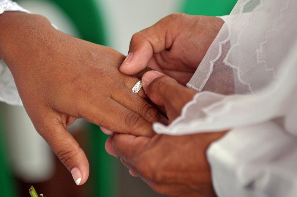 Lệnh cấm ly hôn khiến các cặp vợ chồng khó cắt đứt quan hệ và tái hôn, cũng như thoát khỏi người vợ/chồng bạo lực (Ảnh: AFP)
