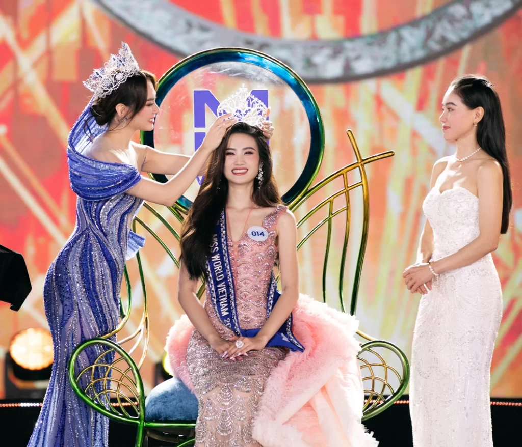Hoa hậu Mai Phương trao vương miện cho tân hoa hậu Huỳnh Trần Ý Nhi - Ảnh: KIẾNG CẬN TEAM