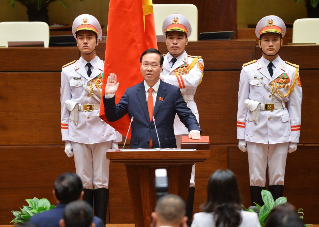 Đồng chí Võ Văn Thưởng, Chủ tịch nước Cộng hòa xã hội chủ nghĩa Việt Nam, nhiệm kỳ 2021-2026 thực hiện nghi thức tuyên thệ trước Quốc hội và đồng bào, cử tri cả nước.