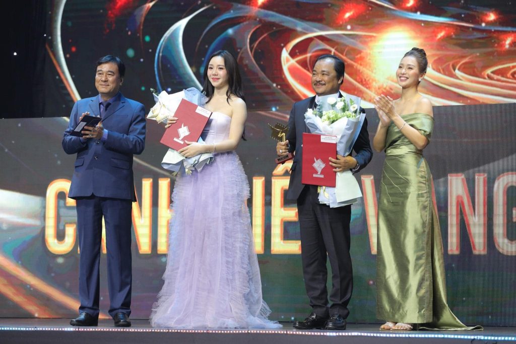 Nguyễn Thị Quỳnh nhận giải thưởng tại Cánh Diều Vàng