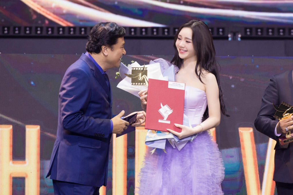 Nguyễn Thị Quỳnh nhận giải thưởng tại Cánh Diều Vàng