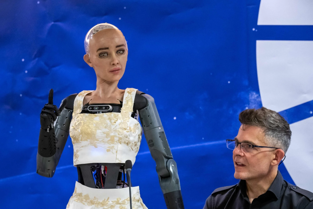 Robot Sophia và CEO Hanson Robotics, David Hanson, tại sự kiện AI for Good Global Summit. Ảnh: AFP