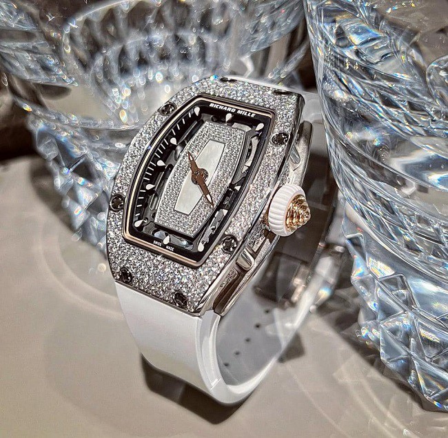 Gần đây, một chiếc đồng hồ “Snow” đắt giá nhất có tên RM07-01 Snow Fullset WG MOP với giá khoảng 13 tỷ đồng đã tìm được chủ nhân là bà Nguyễn Thị Thu Trang.