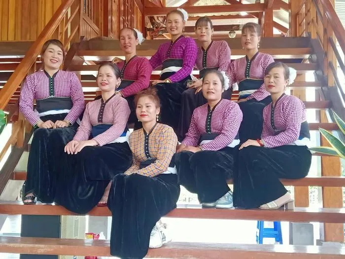 Đội văn nghệ bản Chiếu thường xuyên biểu diễn phục vụ khách du lịch tại Homestay nhà chị Đinh Thị Bắc